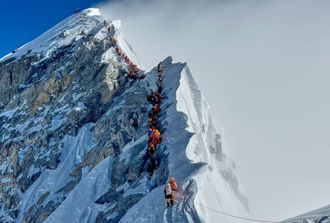 Para pendaki gunung membentuk antrean saat mendekati puncak Gunung Everest di Nepal (18/05/2025).