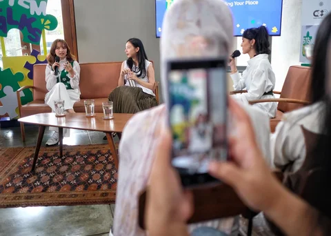 Kreator konten dan wirausaha Sabrina Anggraini (kiri) bersama Principal Product Manager Gabriella Kawilarang (tengah) berbincang dalam sesi talkshow STEM Talks bertema &ldquo;Cracking the STEM World From First Steps to Finding Your Place&rdquo; di Dia.Lo.Gue, Kamis (8/5/2026).