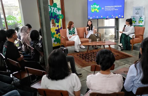 Kreator konten dan wirausaha Sabrina Anggraini (kiri) bersama Principal Product Manager Gabriella Kawilarang (tengah) berbincang dalam sesi talkshow STEM Talks bertema &ldquo;Cracking the STEM World From First Steps to Finding Your Place&rdquo; di Dia.Lo.Gue, Kamis (8/5/2026).