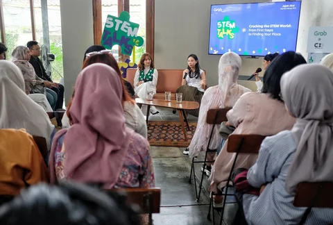Kreator konten dan wirausaha Sabrina Anggraini (kiri) bersama Principal Product Manager Gabriella Kawilarang (tengah) berbincang dalam sesi talkshow STEM Talks bertema &ldquo;Cracking the STEM World From First Steps to Finding Your Place&rdquo; di Dia.Lo.Gue, Kamis (8/5/2026).
