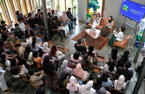 Kreator konten dan wirausaha Sabrina Anggraini (kiri) bersama Principal Product Manager Gabriella Kawilarang (tengah) berbincang dalam sesi talkshow STEM Talks bertema &ldquo;Cracking the STEM World From First Steps to Finding Your Place&rdquo; di Dia.Lo.Gue, Kamis (8/5/2026).