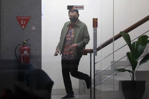 Pelaksana Tugas (Plt) Wali Kota Madiun, F. Bagus Panuntun, berjalan meninggalkan Gedung Merah Putih Komisi Pemberantasan Korupsi (KPK), Jakarta, usai menjalani pemeriksaan, Senin (11/5/2026).