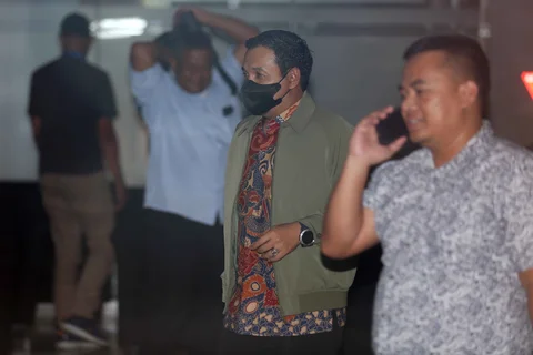 Pelaksana Tugas (Plt) Wali Kota Madiun, F. Bagus Panuntun, berjalan meninggalkan Gedung Merah Putih Komisi Pemberantasan Korupsi (KPK), Jakarta, usai menjalani pemeriksaan, Senin (11/5/2026).