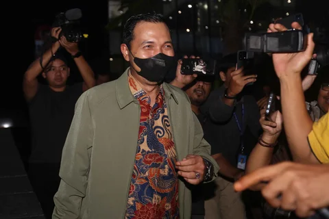 Pelaksana Tugas (Plt) Wali Kota Madiun, F. Bagus Panuntun, berjalan meninggalkan Gedung Merah Putih Komisi Pemberantasan Korupsi (KPK), Jakarta, usai menjalani pemeriksaan, Senin (11/5/2026).