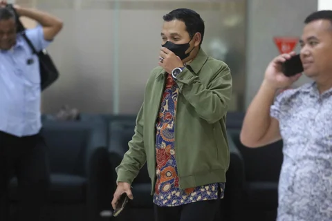 Pelaksana Tugas (Plt) Wali Kota Madiun, F. Bagus Panuntun, berjalan meninggalkan Gedung Merah Putih Komisi Pemberantasan Korupsi (KPK), Jakarta, usai menjalani pemeriksaan, Senin (11/5/2026).