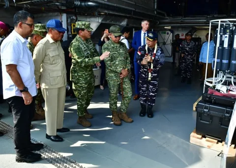 Panglima TNI Jenderal TNI Agus Subiyanto didampingi Kasal Laksamana TNI Muhammad Ali meninjau KRI Canopus-936 yang memperkuat kemampuan survei dan pemetaan laut TNI AL di Jakarta Utara, Senin (11/5/2026).