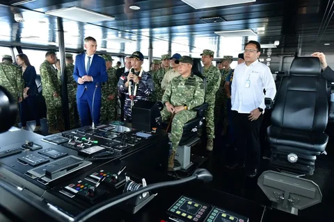 Panglima TNI Jenderal TNI Agus Subiyanto meninjau KRI Canopus-936 yang memperkuat kemampuan survei dan pemetaan laut TNI AL di Jakarta Utara, Senin (11/5/2026).