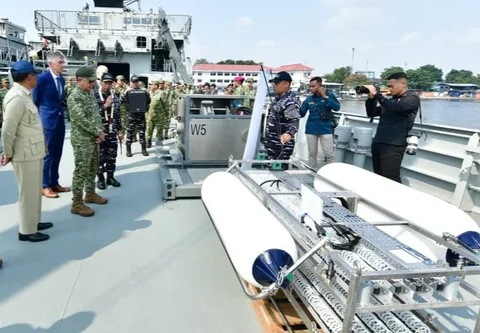 Panglima TNI Jenderal TNI Agus Subiyanto meninjau KRI Canopus-936 yang memperkuat kemampuan survei dan pemetaan laut TNI AL di Jakarta Utara, Senin (11/5/2026).
