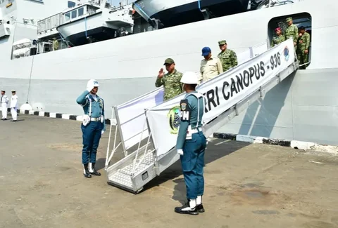 Panglima TNI Jenderal TNI Agus Subiyanto didampingi Kasal Laksamana TNI Muhammad Ali meninjau KRI Canopus-936 yang memperkuat kemampuan survei dan pemetaan laut TNI AL di Jakarta Utara, Senin (11/5/2026).