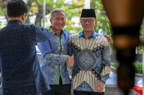 Menteri Luar Negeri Sugiono menyambut  Menteri Luar Negeri Singapura Vivian Balakrishnan  saat pertemuan bilateral di Gedung Pancasila, Kementerian Luar Negeri, Jakarta, Selasa (12/05/2026).