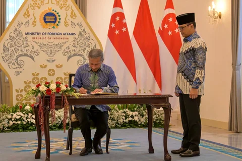 Menteri Luar Negeri Sugiono menyaksikan Menteri Luar Negeri Singapura Vivian Balakrishnan mengisi buku tamu saat pertemuan bilateral di Gedung Pancasila, Kementerian Luar Negeri, Jakarta, Selasa (12/5/2026).