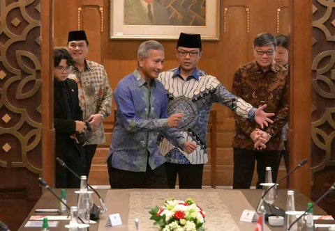 Menteri Luar Negeri Sugiono menyambut  Menteri Luar Negeri Singapura Vivian Balakrishnan  saat pertemuan bilateral di Gedung Pancasila, Kementerian Luar Negeri, Jakarta, Selasa (12/05/2026).