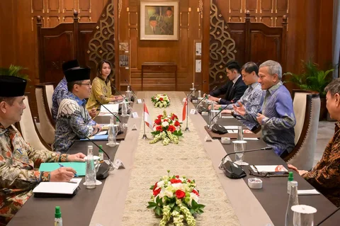 Menteri Luar Negeri Sugiono berbincang dengan Menlu Singapura Vivian Balakrishnan saat pertemuan bilateral di Gedung Pancasila, Kementerian Luar Negeri, Jakarta, Selasa (12/5/2026).