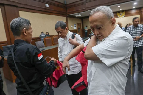 Dua terdakwa mantan pejabat PT Pertamina yakni Hanung Budya Yuktyanta dan Alfian Nasution usai mengikuti sidang putusan di  Pengadilan Tipikor, Jakarta, Kamis (23/4/2026). Selasa (12/05/2026).
