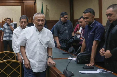 Dua terdakwa mantan pejabat PT Pertamina yakni Hanung Budya Yuktyanta dan Alfian Nasution usai mengikuti sidang putusan di  Pengadilan Tipikor, Jakarta, Kamis (23/4/2026). Selasa (12/05/2026).