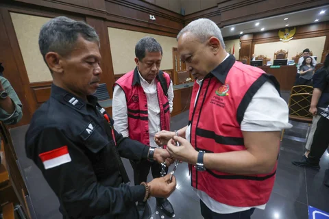 Dua terdakwa mantan pejabat PT Pertamina yakni Hanung Budya Yuktyanta dan Alfian Nasution usai mengikuti sidang putusan di  Pengadilan Tipikor, Jakarta, Kamis (23/4/2026). Selasa (12/05/2026).