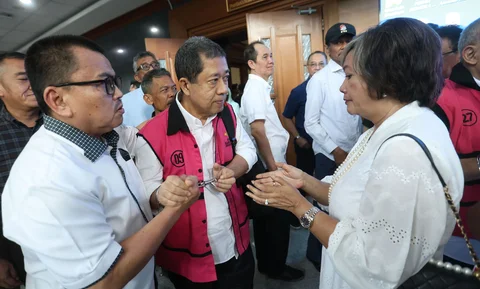 Terdakwa mantan pejabat PT Pertamina Alfian Nasution usai mengikuti sidang putusan di  Pengadilan Tipikor, Jakarta, Kamis (23/4/2026). Selasa (12/05/2026).