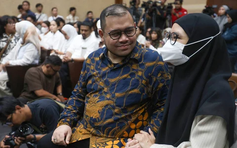 Terdakwa eks konsultan teknologi, Ibrahim Arief alias Ibam sebelum  mengikuti sidang putusan dalam kasus dugaan korupsi pengadaan laptop berbasis Chromebook di Pengadilan Tipikor, Jakarta, Selasa (17/05/2026).