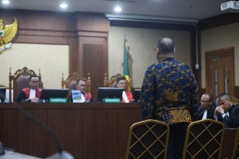 Terdakwa eks konsultan teknologi, Ibrahim Arief alias Ibam saat mengikuti sidang putusan dalam kasus dugaan korupsi pengadaan laptop berbasis Chromebook di Pengadilan Tipikor, Jakarta, Selasa (17/05/2026).