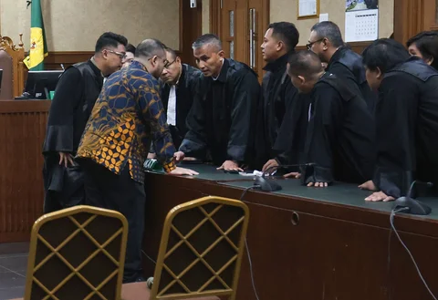 Terdakwa eks konsultan teknologi, Ibrahim Arief alias Ibam usai mengikuti sidang putusan dalam kasus dugaan korupsi pengadaan laptop berbasis Chromebook di Pengadilan Tipikor, Jakarta, Selasa (17/05/2026).