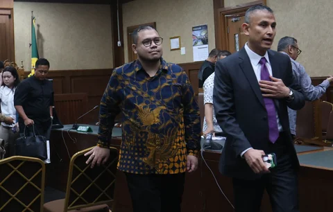 Terdakwa eks konsultan teknologi, Ibrahim Arief alias Ibam usai mengikuti sidang putusan dalam kasus dugaan korupsi pengadaan laptop berbasis Chromebook di Pengadilan Tipikor, Jakarta, Selasa (17/05/2026).