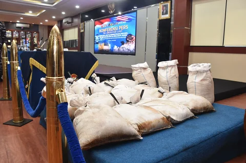 TNI AL Sikat Aktivitas Ilegal di Laut, Pengiriman Pasir Timah Ilegal Digagalkan
