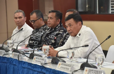 Menkopolkam Jenderal TNI (Purn) Djamari Chaniago bersama Pangkoarmada RI Laksdya TNI Denih Hendrata memaparkan hasil operasi keamanan laut TNI AL terkait penggagalan distribusi ilegal pasir timah di kawasan PIK 2 Jakarta Utara dalam konferensi pers di Jakarta Selasa (12/5/2026)