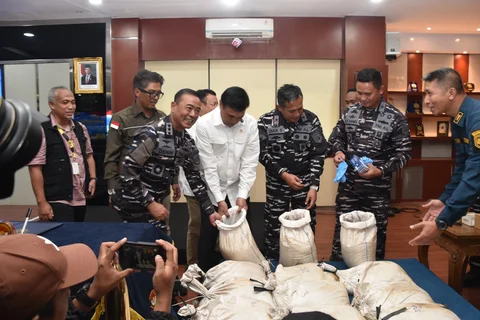 Menkopolkam Jenderal TNI (Purn) Djamari Chaniago bersama Pangkoarmada RI Laksdya TNI Denih Hendrata memaparkan hasil operasi keamanan laut TNI AL terkait penggagalan distribusi ilegal pasir timah di kawasan PIK 2 Jakarta Utara dalam konferensi pers di Jakarta Selasa (12/5/2026)