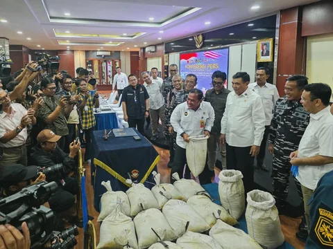 Menkopolkam Jenderal TNI (Purn) Djamari Chaniago bersama Pangkoarmada RI Laksdya TNI Denih Hendrata memaparkan hasil operasi keamanan laut TNI AL terkait penggagalan distribusi ilegal pasir timah di kawasan PIK 2 Jakarta Utara dalam konferensi pers di Jakarta Selasa (12/5/2026)