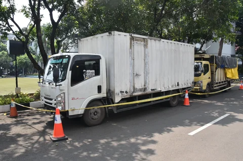 Barang bukti distribusi ilegal pasir timah di kawasan PIK 2 Jakarta Utara dalam konferensi pers di Jakarta Selasa (12/5/2026)