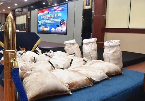 Barang bukti distribusi ilegal pasir timah di kawasan PIK 2 Jakarta Utara dalam konferensi pers di Jakarta Selasa (12/5/2026)