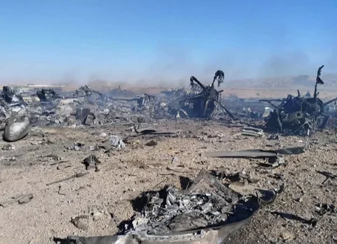 Puing-puing terlihat di lokasi yang diklaim televisi pemerintah Iran sebagai tempat jatuhnya pesawat transportasi militer AS dan dua helikopter yang terlibat dalam operasi penyelamatan di Provinsi Isfahan, Iran, April 2026. (Dok. Sepahnews via AP)