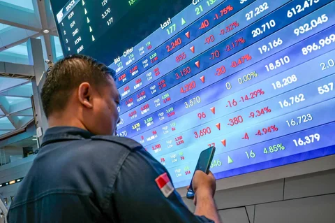 Seorang pria memantau layar yang menampilkan Indeks Harga Saham Gabungan (IHSG), yang anjlok di gedung Bursa Efek Indonesia di Jakarta, Rabu (13/05/2026).