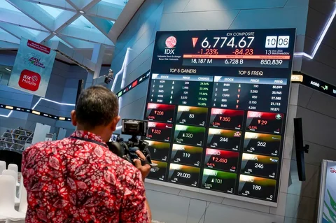 Seorang pria memantau layar yang menampilkan Indeks Harga Saham Gabungan (IHSG), yang anjlok di gedung Bursa Efek Indonesia di Jakarta, Rabu (13/05/2026).