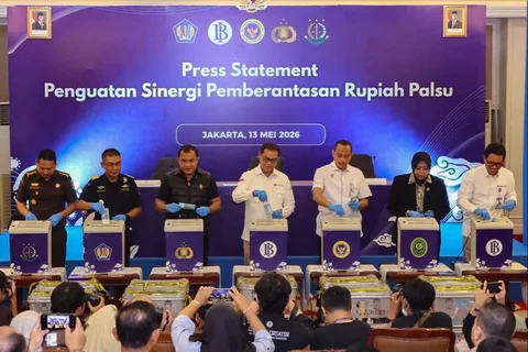 Deputi Gubernur Bank Indonesia (BI) Ricky P. Gozali (tengah) bersama Wakabareskrim Polri Irjen Pol Nunung Syaifuddin (ketiga kiri), Settum Botasupal Brigjen Pol Mulyono (ketiga kanan) beserta jajaran pejabat penegak hukum lainnya memusnahkan uang rupiah palsu secara simbolis di Kompleks Kantor Pusat BI, Jakarta, Rabu (13/5/2026).