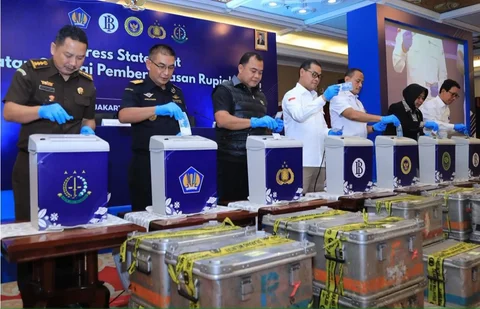 Deputi Gubernur Bank Indonesia (BI) Ricky P. Gozali (tengah) bersama Wakabareskrim Polri Irjen Pol Nunung Syaifuddin (ketiga kiri), Settum Botasupal Brigjen Pol Mulyono (ketiga kanan) beserta jajaran pejabat penegak hukum lainnya memusnahkan uang rupiah palsu secara simbolis di Kompleks Kantor Pusat BI, Jakarta, Rabu (13/5/2026).