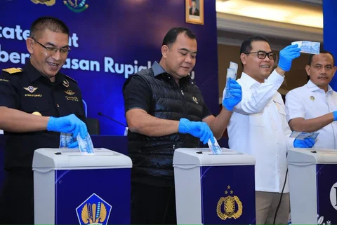 Deputi Gubernur Bank Indonesia (BI) Ricky P. Gozali (kedua kanan) bersama Wakabareskrim Polri Irjen Pol Nunung Syaifuddin (kedua kiri) beserta jajaran pejabat penegak hukum lainnya memusnahkan uang rupiah palsu secara simbolis di Kompleks Kantor Pusat BI, Jakarta, Rabu (13/5/2026).