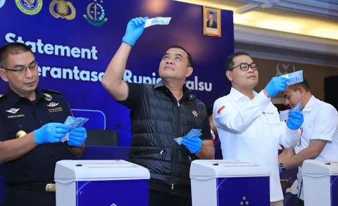 Deputi Gubernur Bank Indonesia (BI) Ricky P. Gozali (kedua kanan) bersama Wakabareskrim Polri Irjen Pol Nunung Syaifuddin (kedua kiri) beserta jajaran pejabat penegak hukum lainnya memusnahkan uang rupiah palsu secara simbolis di Kompleks Kantor Pusat BI, Jakarta, Rabu (13/5/2026).