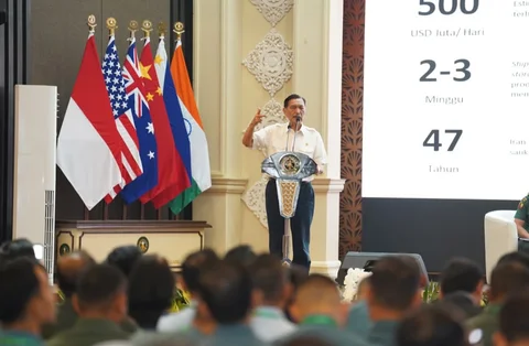 Ketua Dewan Ekonomi Nasional Luhut Binsar Pandjaitan saat menghadiri Seminar Nasional Transformasi Militer di Aula Dr. Satrio, Sekolah Staf dan Komando Angkatan Darat, Rabu (13/5/2026),