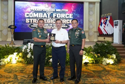 Ketua Dewan Ekonomi Nasional Luhut Binsar Pandjaitan bersama Kepala Staf Angkatan Dara Jenderal TNI  Maruli Simanjuntak dan  Komandan Seskoad Mayjen TNI Agustinus Purboyo saat menghadiri Seminar Nasional Transformasi Militer di Aula Dr. Satrio, Sekolah Staf dan Komando Angkatan Darat, Rabu (13/5/2026),