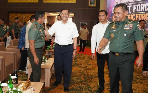 Ketua Dewan Ekonomi Nasional Luhut Binsar Pandjaitan bersama Kepala Staf Angkatan Dara Jenderal TNI  Maruli Simanjuntak  saat menghadiri Seminar Nasional Transformasi Militer di Aula Dr. Satrio, Sekolah Staf dan Komando Angkatan Darat, Rabu (13/5/2026),