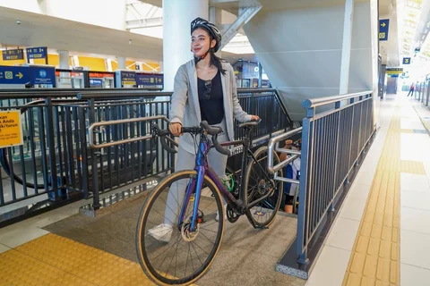 Calon penumpang LRT membawa sepeda di Stasiun LRT Dukuh Atas, Jakarta, Rabu (13/05/2026).