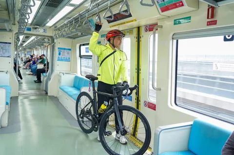 Penumpang berdiri sambil membawa sepeda di dalam gerbong kereta LRT saat melintas di kawasan Dukuh Atas, Jakarta, Rabu (13/05/2026
