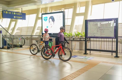 Penumpang kereta LRT  sambil membawa sepeda melintas di Stasiun Harjamukti, Depok, Rabu (13/05/2026