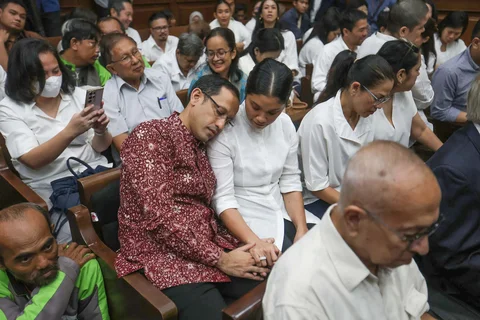 Mantan Menteri Pendidikan dan Kebudayaan era Presiden ke-7 RI Nadiem Anwar Makarim duduk disamping isterinya sebelum  mengikuti sidang tuntutan di Pengadilan Tipikor, Jakarta, Rabu (13/05/2026).