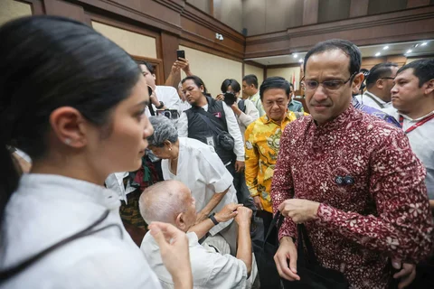 Mantan Menteri Pendidikan dan Kebudayaan era Presiden ke-7 RI Nadiem Anwar Makarim menangis usai  mengikuti sidang tuntutan di Pengadilan Tipikor, Jakarta, Rabu (13/05/2026).