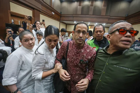 Mantan Menteri Pendidikan dan Kebudayaan era Presiden ke-7 RI Nadiem Anwar Makarim dipapah isterinya usai mengikuti sidang tuntutan di Pengadilan Tipikor, Jakarta, Rabu (13/05/2026).