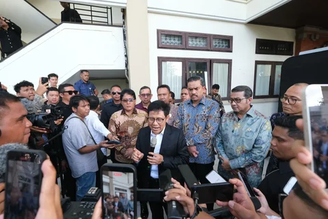 Menko PM Abdul Muhaimin Iskandar dan Menteri Ekonomi Kreatif/Kepala Badan Ekonomi Kreatif, Teuku Riefky Harsya saat hadiri Akad massal KUR 1.000 UMKM Ekonomi Kreatif di Bali