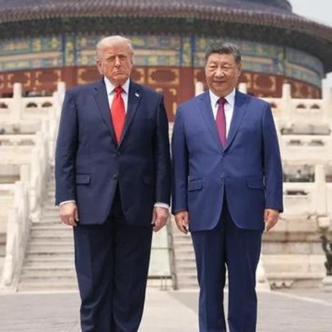 Presiden Amerika Serikat Donald Trump berdiri bersama Presiden China Xi Jinping di kawasan Temple of Heaven, Beijing, Kamis (14/5/2026). (Dok. AP/Mark Schiefelbein)