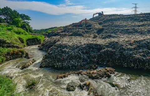 Longsoran TPA Cipayung pada Kali Pesanggrahan di kawasan Cipayung, Depok, Jawa Barat, Senin (27/04/2026).
